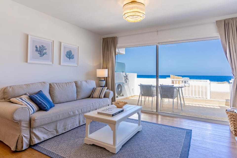 Natural landscape, View (from property/room), Balcony/Terrace, Living room, Seating area, Sea view