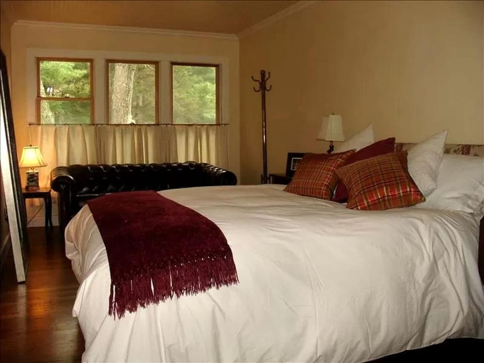 Secluded Cottage Rental with a Heated Pool in Red Hook for Family Getaways in New York State House in Gallatin