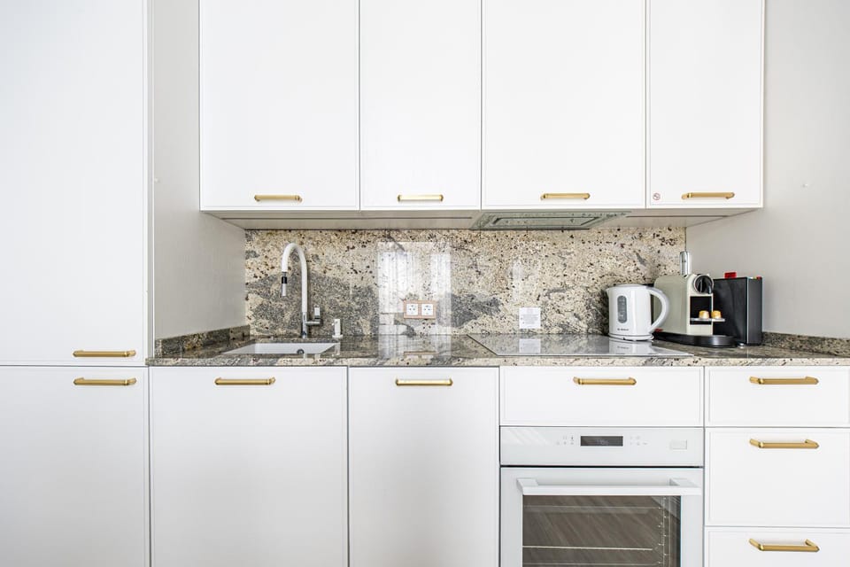 Coffee/tea facilities, Kitchen or kitchenette, dishwasher, stove, toaster