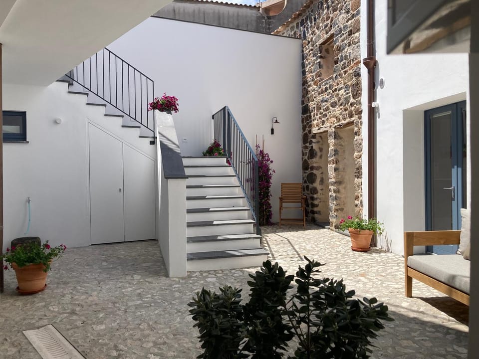 Day, Inner courtyard view