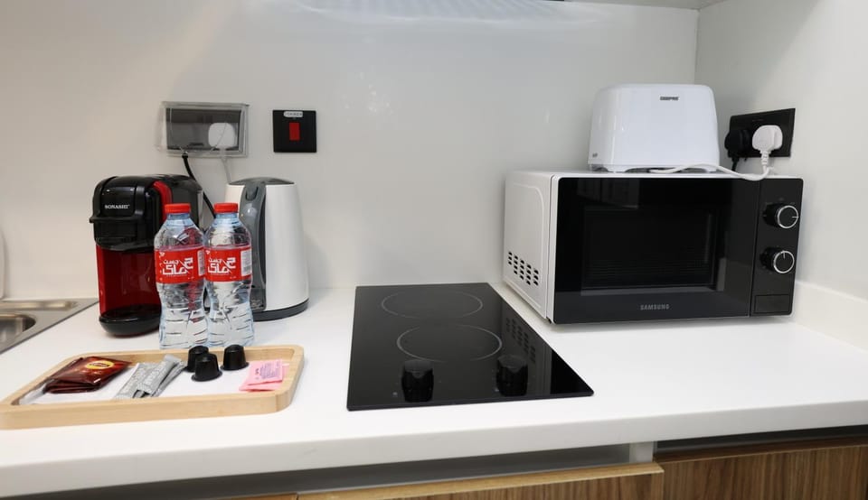 Coffee/tea facilities, Kitchen or kitchenette, oven, stove, toaster