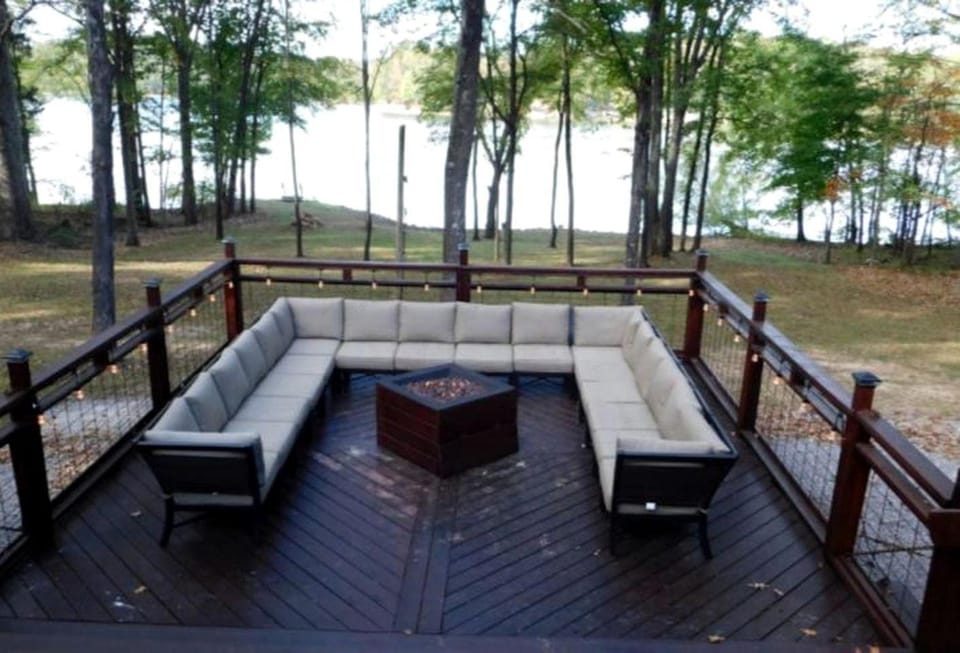 Secluded Waterfront Cabin Rental for Groups on Lake Barkley in Cadiz, Kentucky Cabin in Lake Barkley
