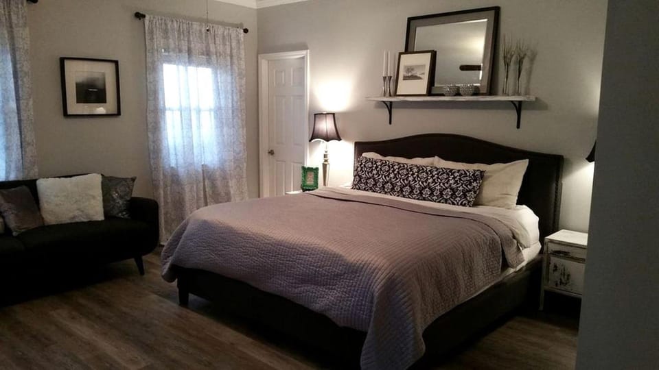 Beautiful Waterfront Cottage Rental with a Pool near New Orleans, Louisiana House in Slidell
