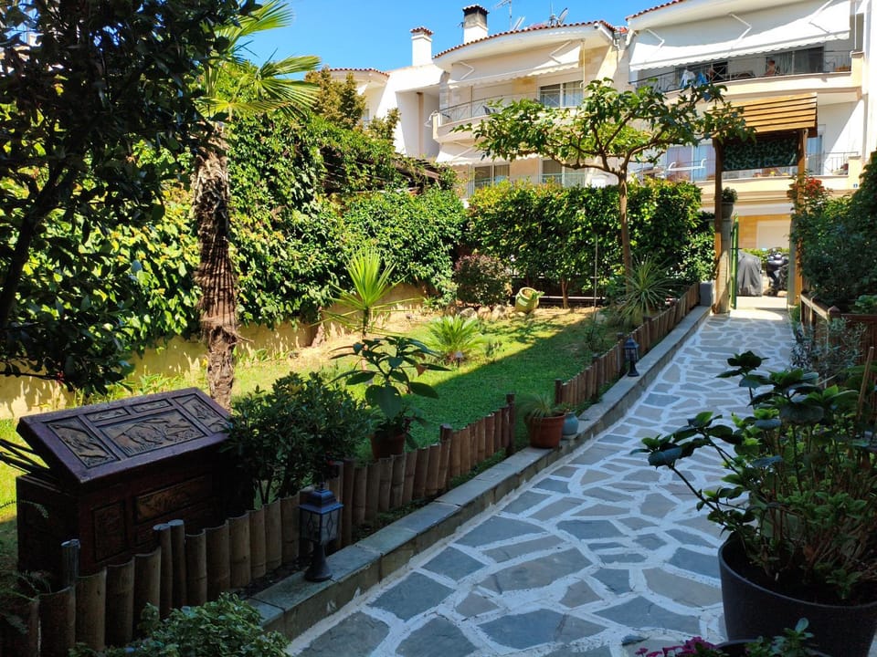Property building, Day, Neighbourhood, Garden, Seating area, Garden view, Street view