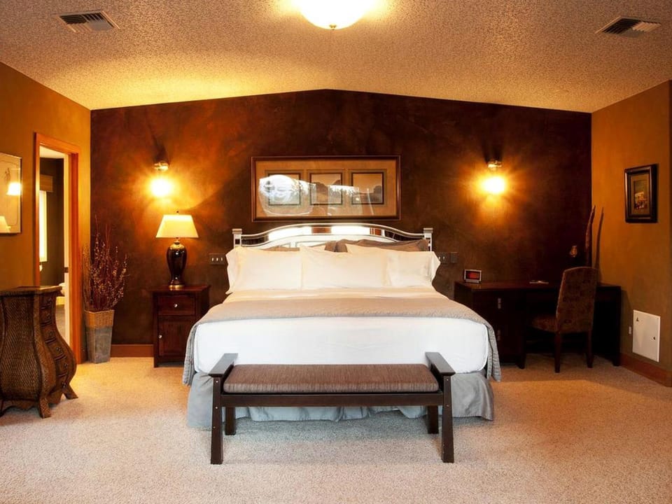 Spacious Vacation Rental for Groups or Events with Sauna and Hot Tub in Athol, Idaho House in Idaho