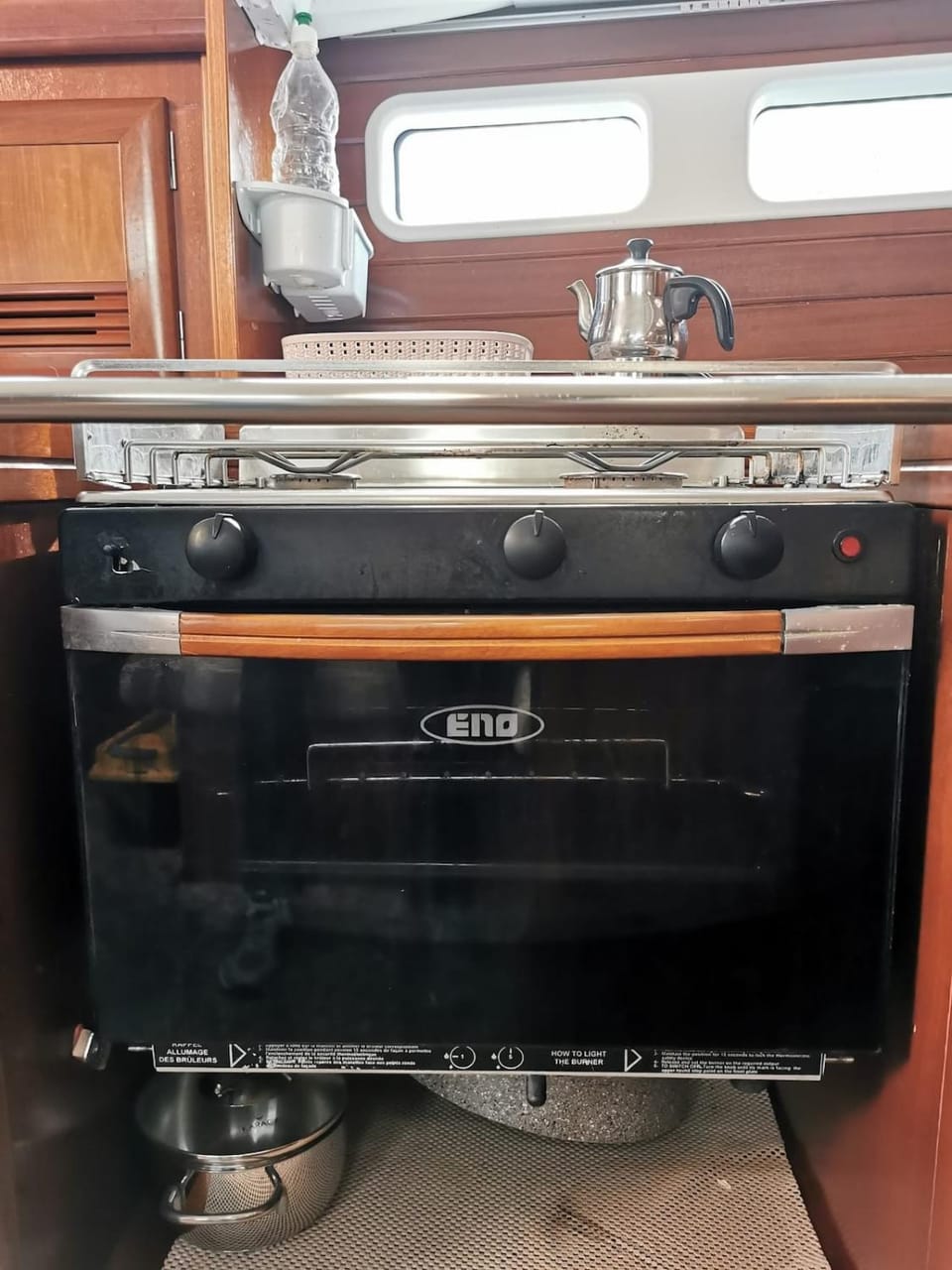 Kitchen or kitchenette, oven