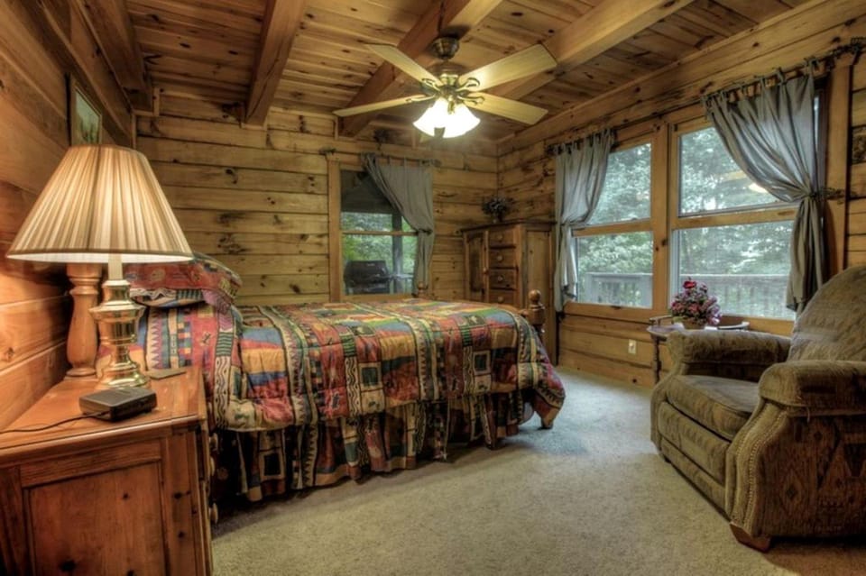 Breathtaking Smoky Mountains Cabin with Hot Tub in Maggie Valley, North Carolina Cabin in Ivy Hill