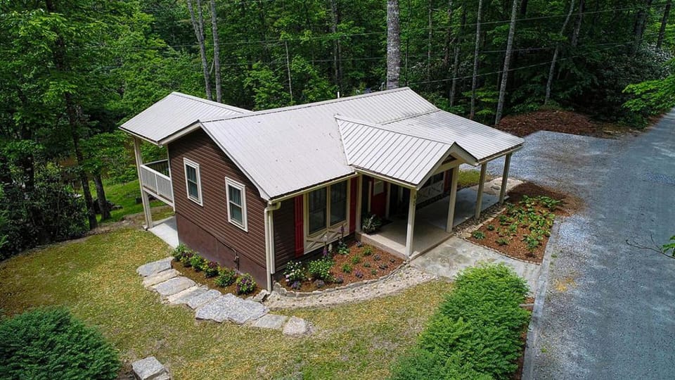 Lovely Cabin Rental with Spacious Backyard in Cashiers, North Carolina Cabin in Cashiers