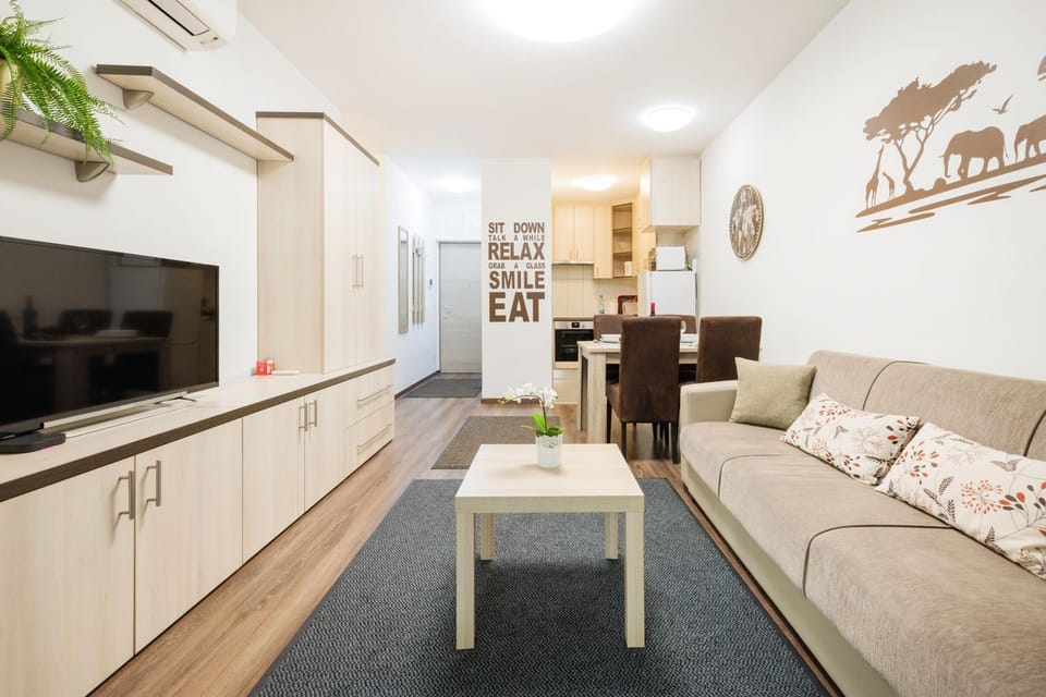 TV and multimedia, Kitchen or kitchenette, Living room, Dining area, air conditioner