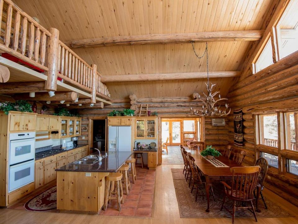 Kitchen or kitchenette, Dining area