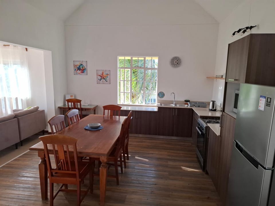 Kitchen or kitchenette, Dining area, oven