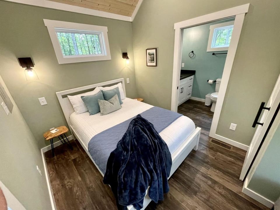 Fully Stocked Cabin Nestled Among the Trees in Tennessee Cabin in Monteagle
