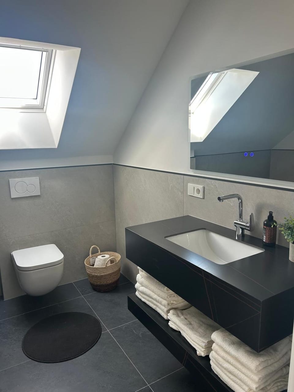 Toilet, Bathroom, towels