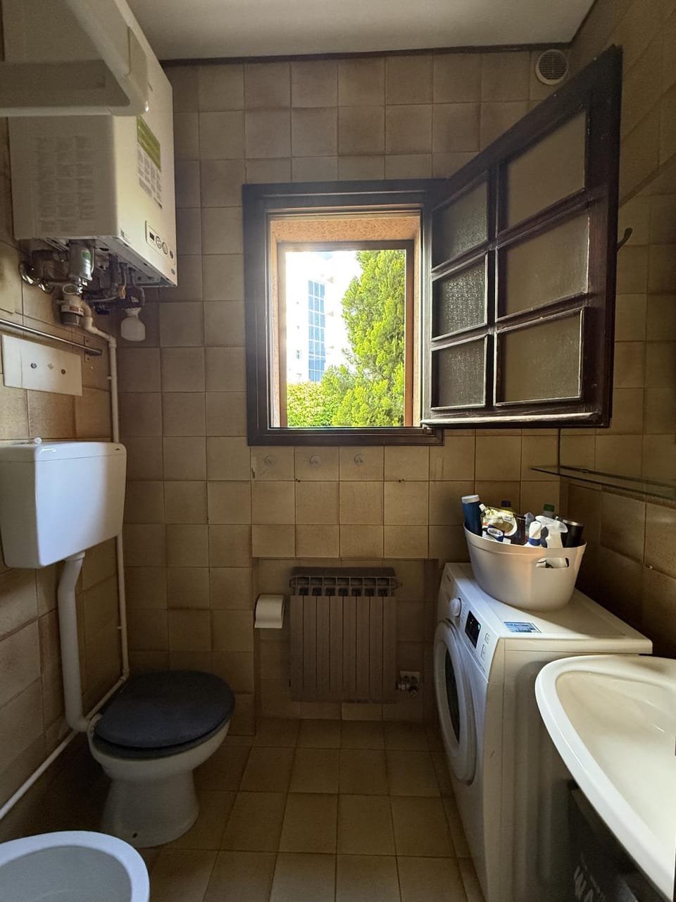 Bathroom, washing machine
