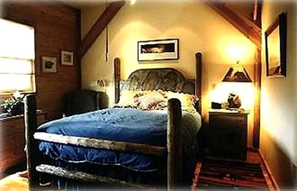 Remote Six-Bedroom Lodge for Rent near the Chico Hot Springs, Montana House in Pray