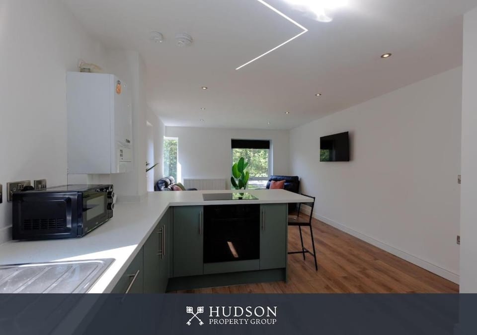 TV and multimedia, Kitchen or kitchenette, Dining area, oven, stove