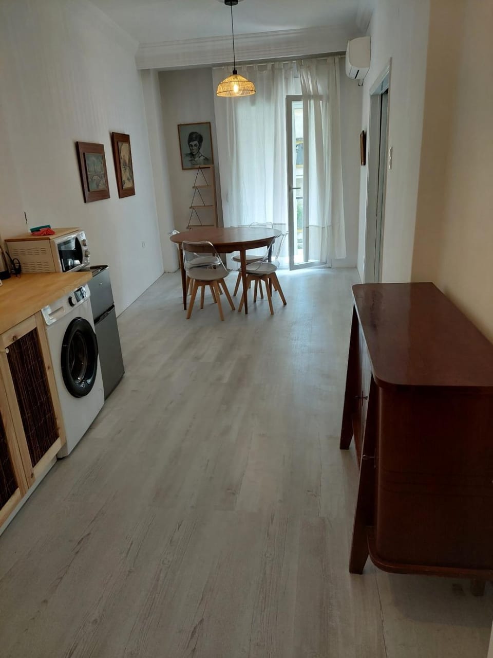 Dining area, pet friendly