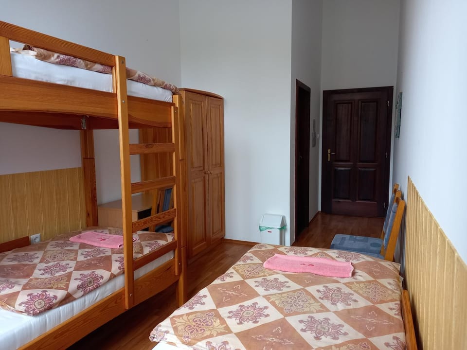 Bedroom, bunk bed