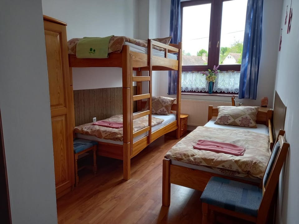 Bedroom, bunk bed