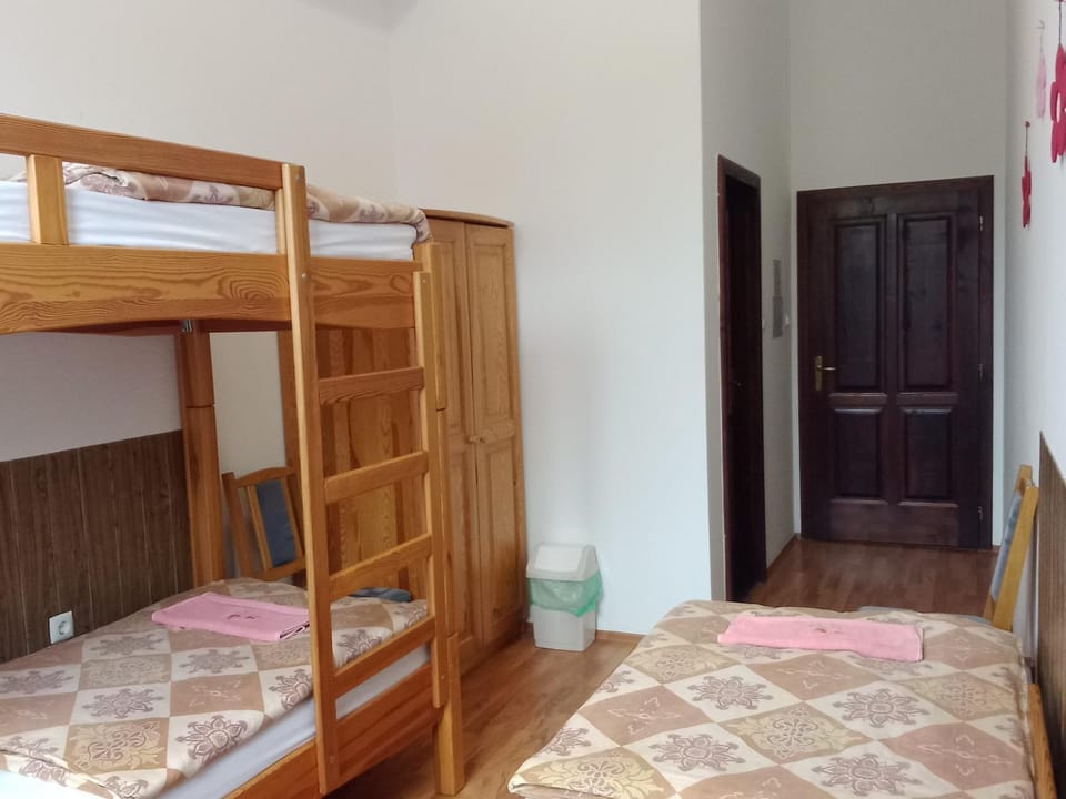 Bedroom, bunk bed