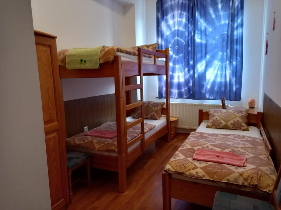 Bedroom, bunk bed