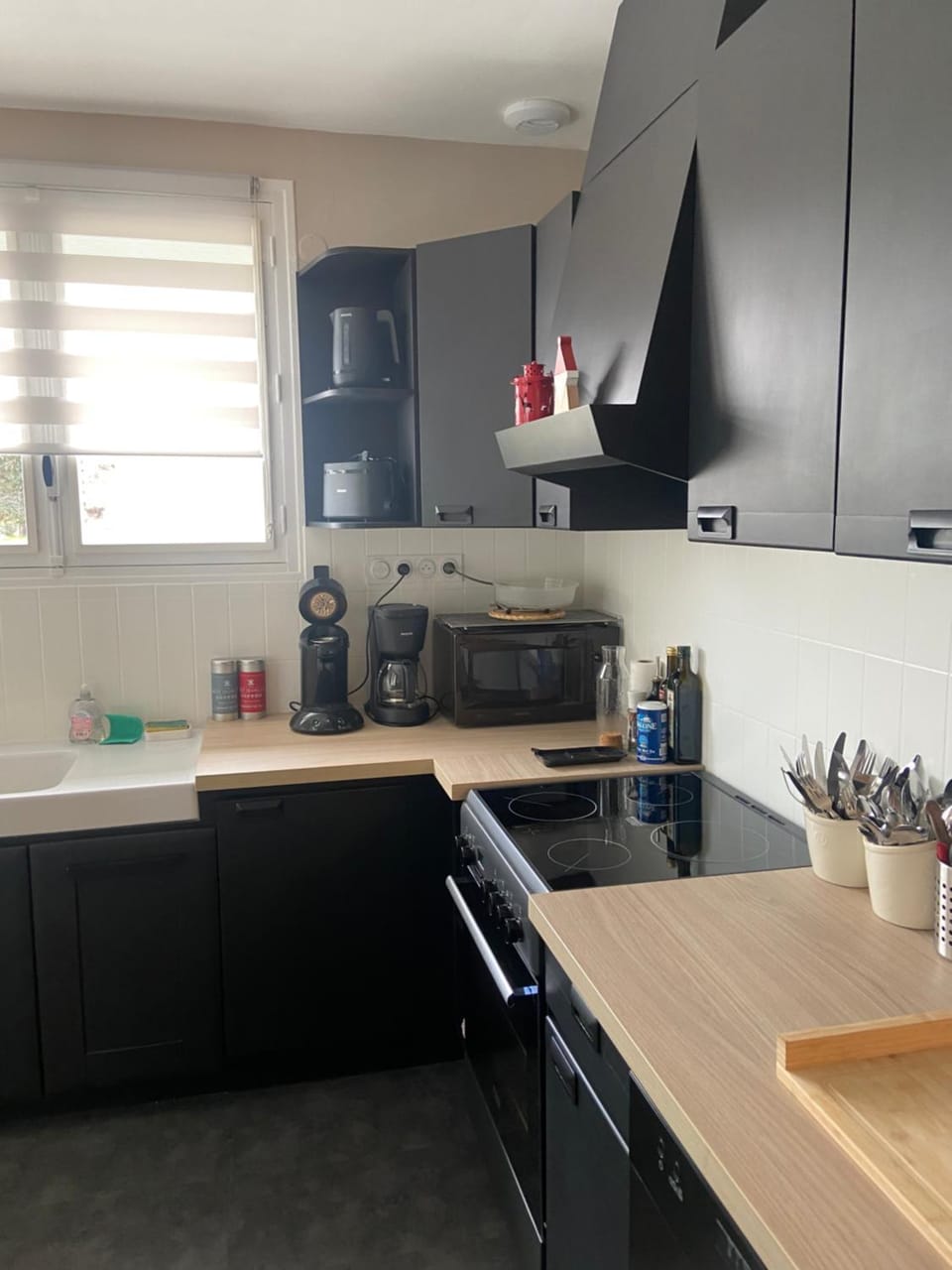 Coffee/tea facilities, Kitchen or kitchenette, dishwasher, stove, toaster
