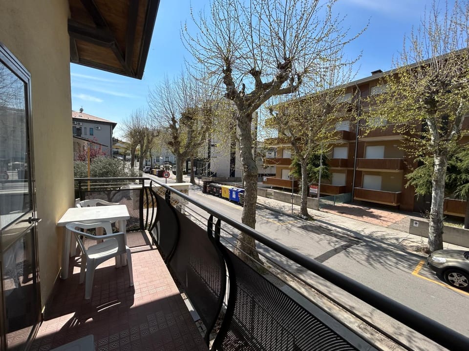 Neighbourhood, Balcony/Terrace