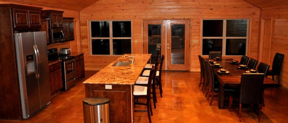 Idyllic Vacation Cabin Perched on Beaver Lake in Arkansas Cabin in Arkansas