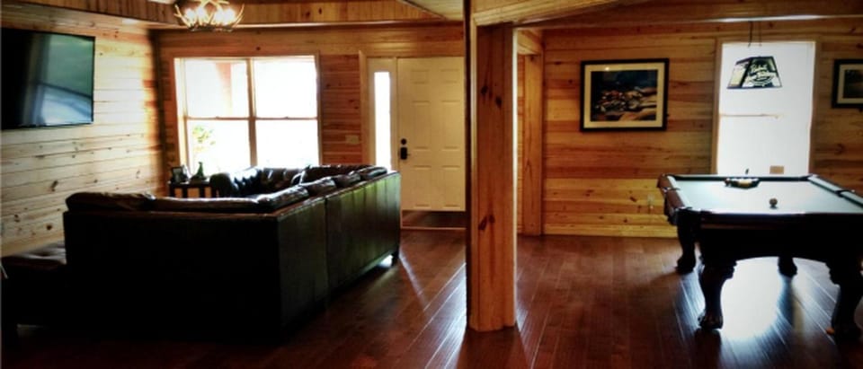 Idyllic Vacation Cabin Perched on Beaver Lake in Arkansas Cabin in Arkansas