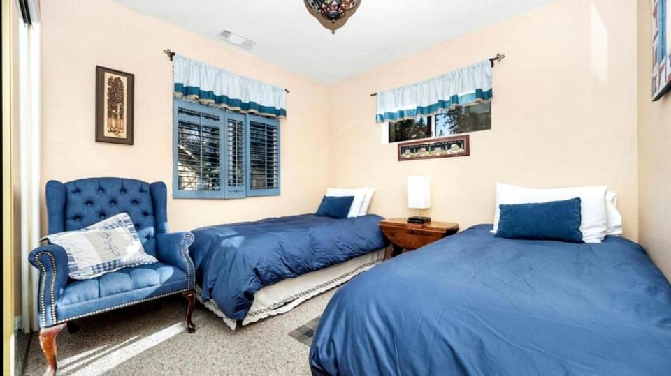 Charming Cabin for Winter and Water Sports Fans Near Big Bear Lake, California Cabin in Arrowbear Lake