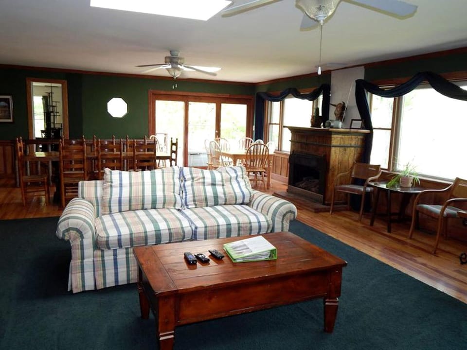 Living room, Seating area, Dining area, fireplace