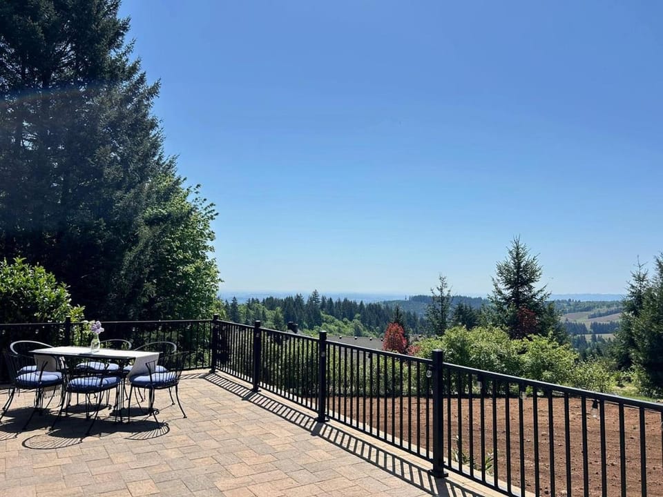 Luxury Vacation Rental near Dundee in Heart of Oregon Wine Country House in Willamette Valley