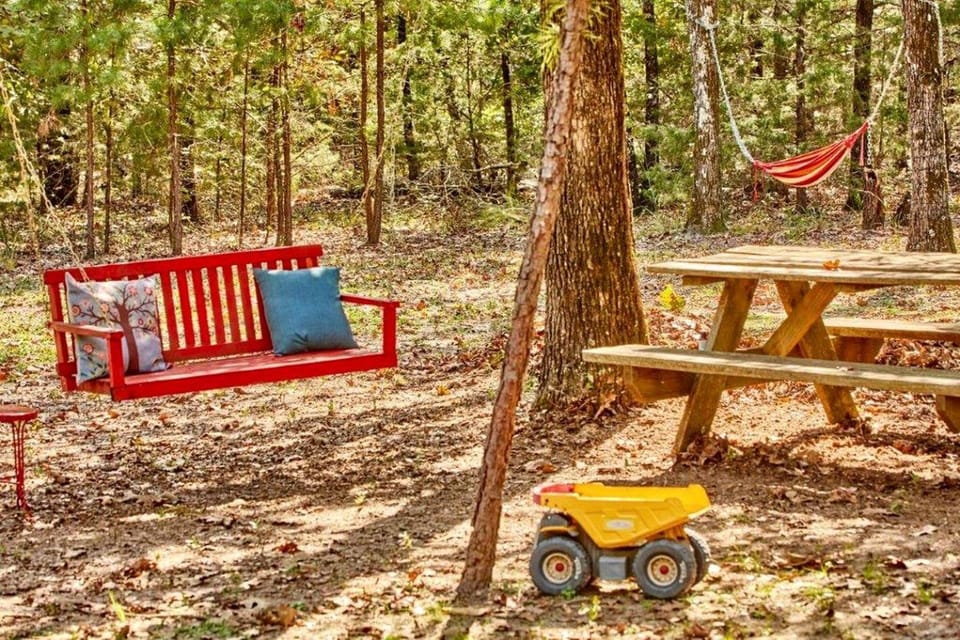Cozy and Comfortable Kid-Friendly Cabin Rental for a Memorable Family Getaway Nestled in the Serene Forest in Ben Wheeler, Texas Cabin in Texas