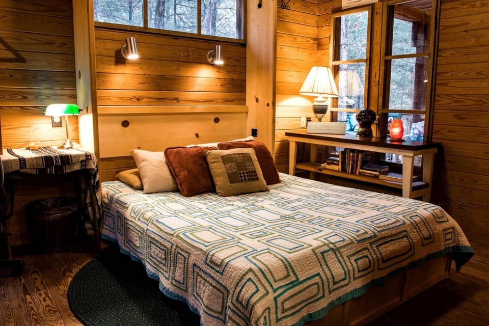 Cozy and Comfortable Kid-Friendly Cabin Rental for a Memorable Family Getaway Nestled in the Serene Forest in Ben Wheeler, Texas Cabin in Texas
