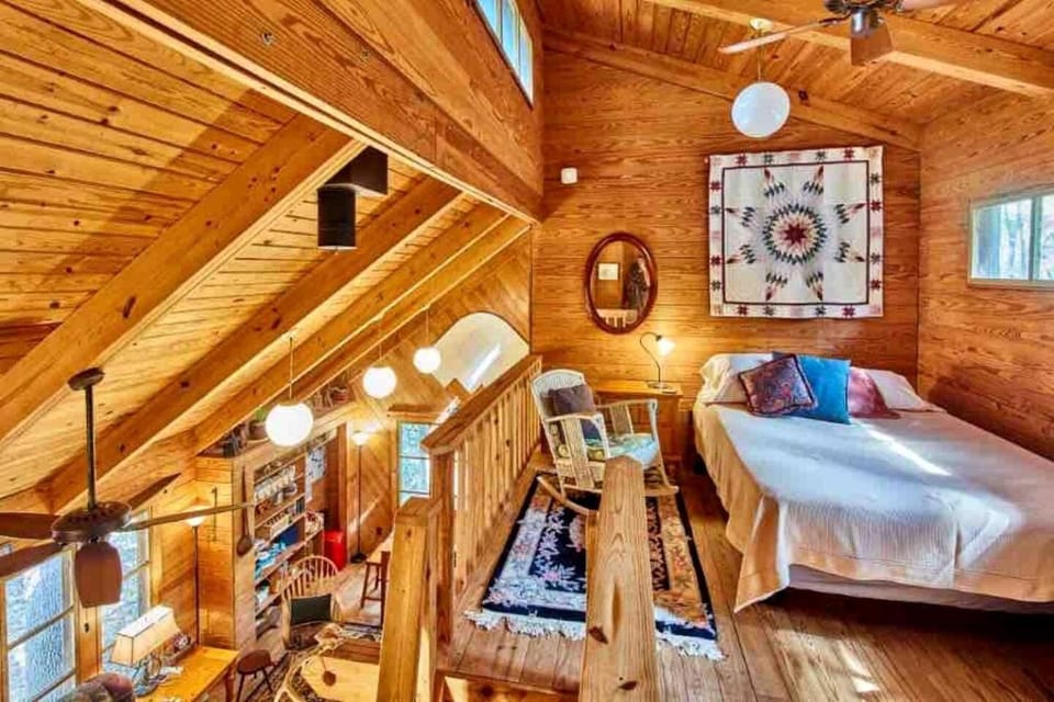 Cozy and Comfortable Kid-Friendly Cabin Rental for a Memorable Family Getaway Nestled in the Serene Forest in Ben Wheeler, Texas Cabin in Texas