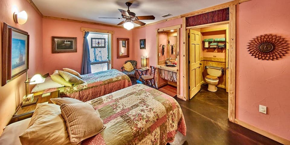 Beautiful Cabin Surrounded by Forest with Amazing Outdoor Amenities for a Peaceful Escape in the Outdoors in Ben Wheeler, Texas Cabin in Texas