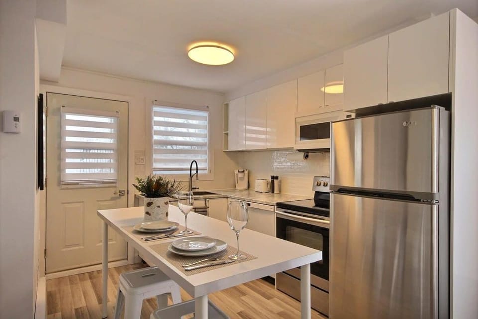 City Center Charming River View AC Free Parking Apartment in Quebec City