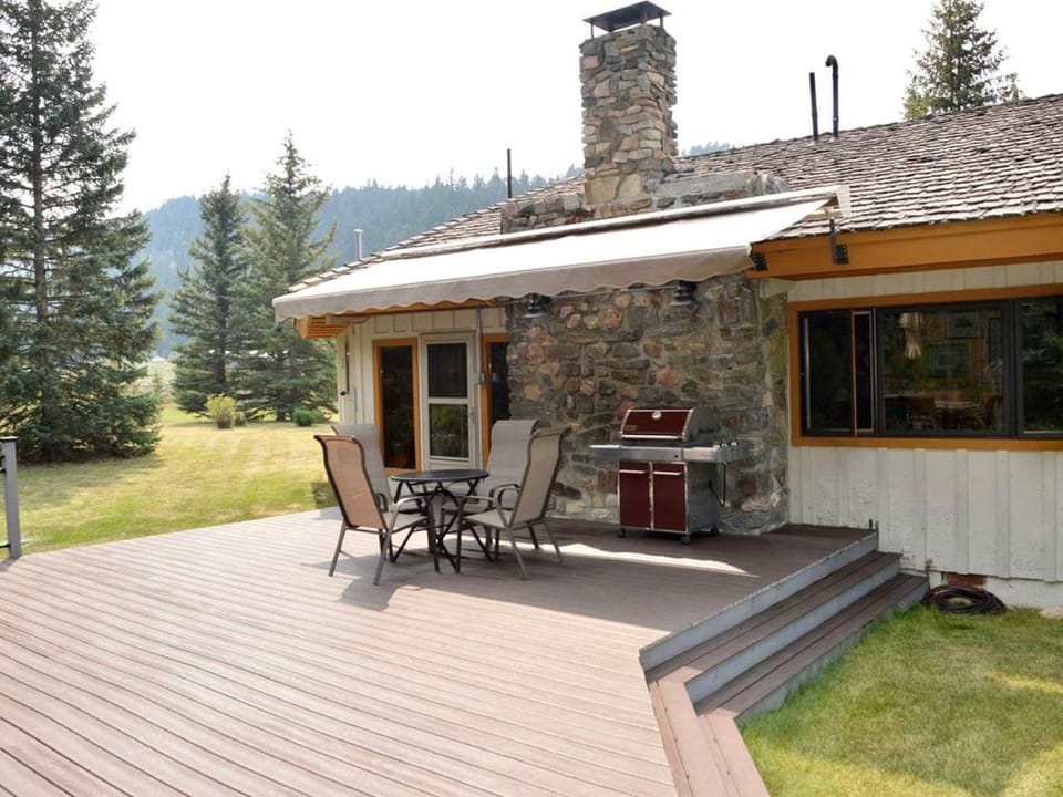 Picturesque Cottage for a Riverside Retreat near Big Sky, Montana House in Big Sky