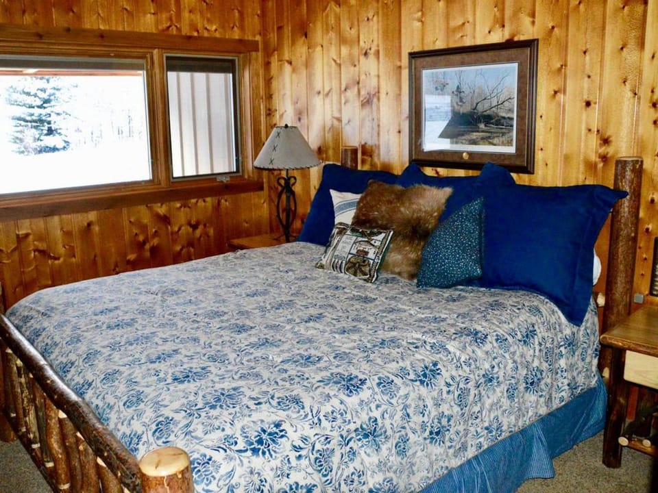 Picturesque Cottage for a Riverside Retreat near Big Sky, Montana House in Big Sky