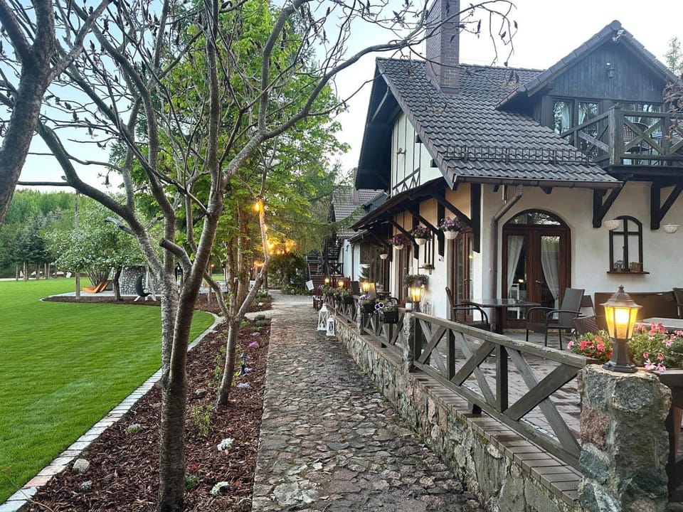 Property building, Patio, Spring, Day, Natural landscape, Garden, Garden view