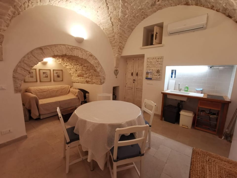 Seating area, Dining area, air conditioner