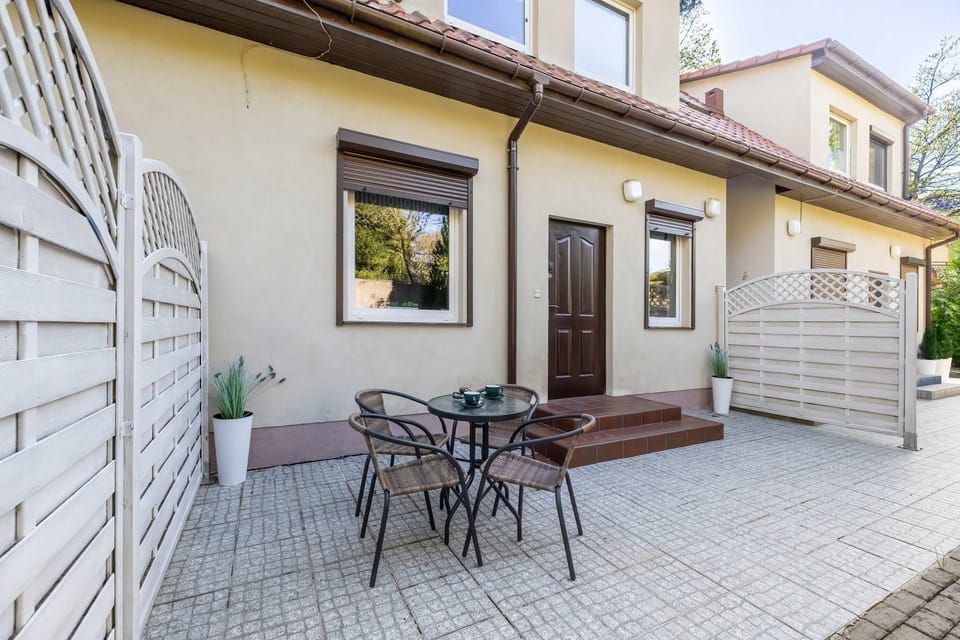 Property building, Day, Balcony/Terrace