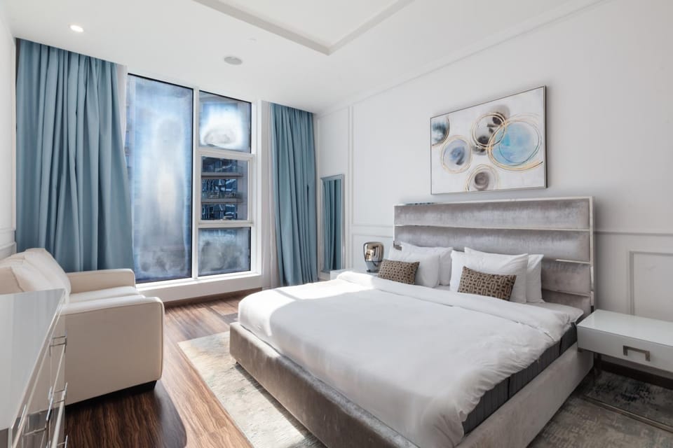 Bed, Seating area, Bedroom