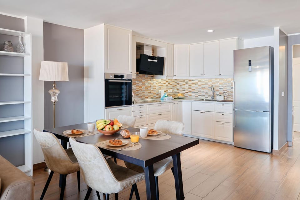 Kitchen or kitchenette, Food and drinks, Dining area, oven, stove