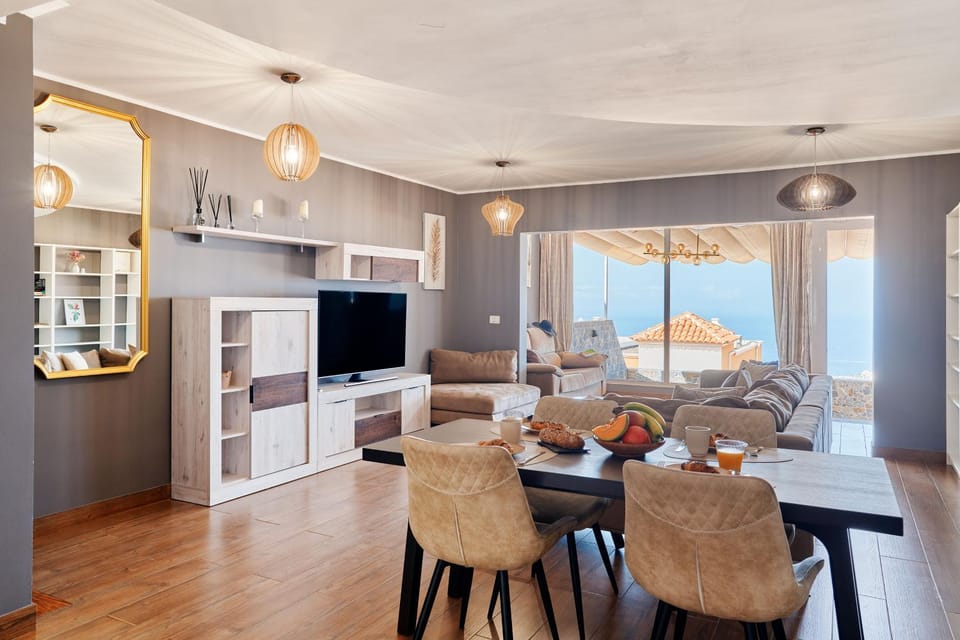 Living room, Dining area