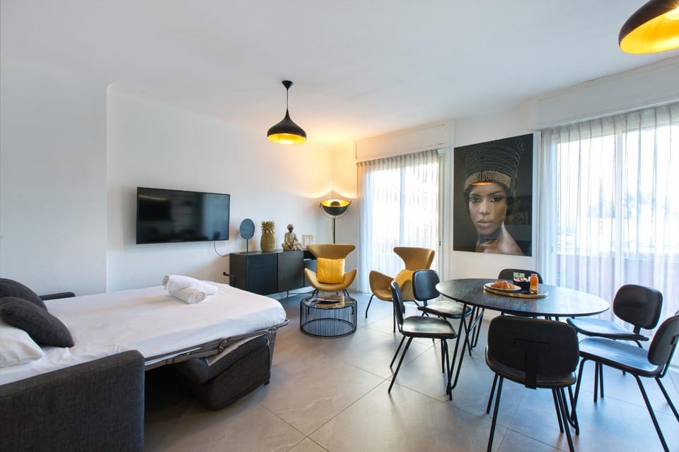 YELLOW DUBOY D'ANGERS 2 Bedrooms Apartment in Cannes