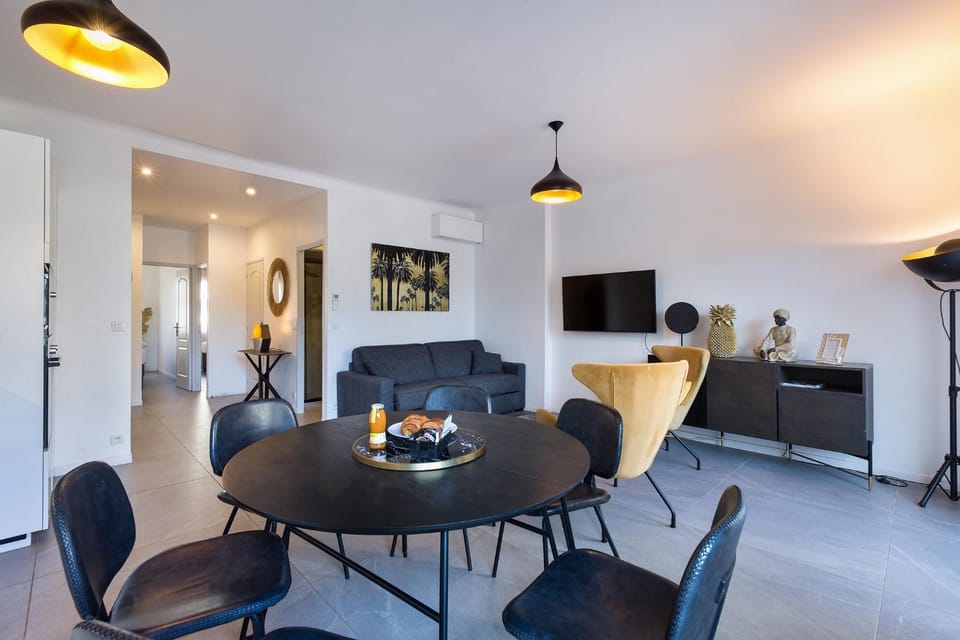 YELLOW DUBOY D'ANGERS 2 Bedrooms Apartment in Cannes