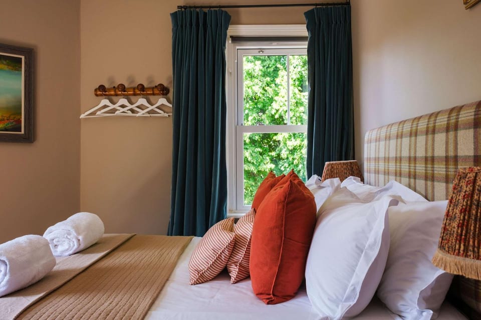 NEW Victorian Residence - sleeps 12 House in Frome
