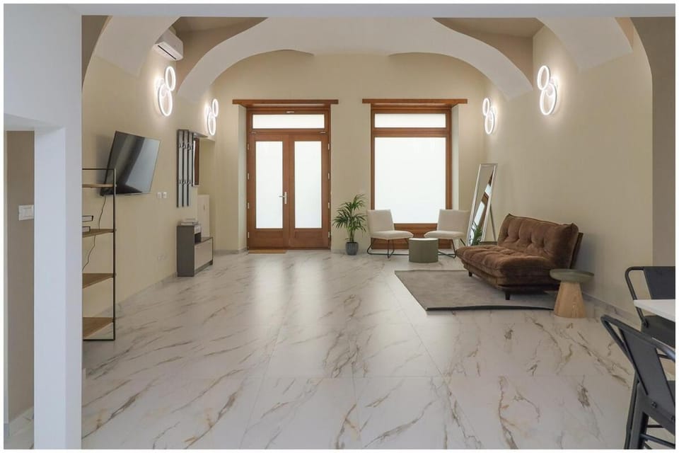 TV and multimedia, Living room, Seating area, wardrobe, air conditioner