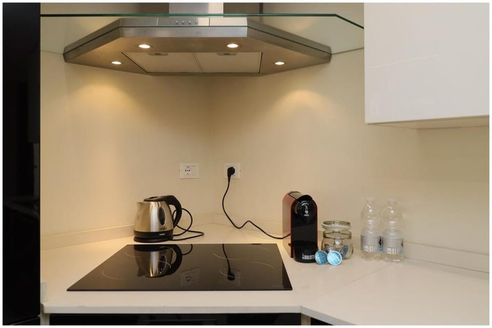 Coffee/tea facilities, Kitchen or kitchenette, stove